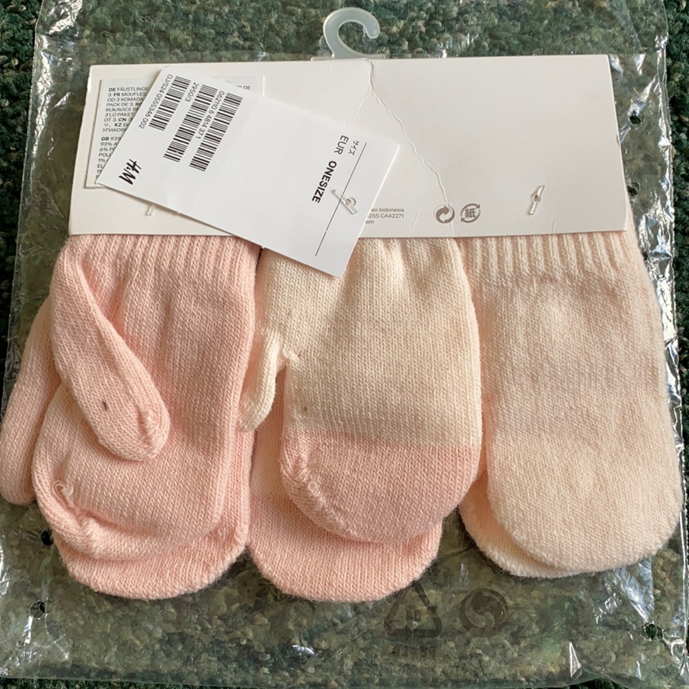 H&M mittens - Picture 2 of 2